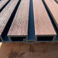 Aansluiting wpc paneel in de kleur Redwood