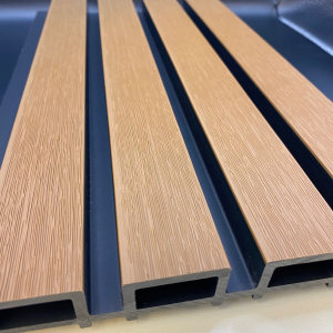 WPC in de kleur Teak